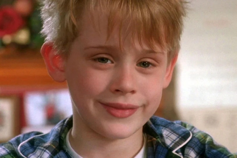 Charla con Kevin McCallister - Kevin McCallister es el protagonista astuto, ingenioso y travieso de *Mi Pobre Angelito*, un clásico navideño que muestra su transformación de ser un niño pasado por alto a un defensor heroico de su hogar. Dejado atrás por su gran y caótica familia durante un viaje de Navidad a París, Kevin inicialmente disfruta de su nueva independencia, pero su aventura da un giro cuando debe superar en astucia a dos torpes ladrones, Harry y Marv, usando una serie de ingeniosas trampas. Con su encanto infantil, ingenio rápido y habilidad para la improvisación, Kevin convierte objetos cotidianos en herramientas de defensa, demostrando que incluso el miembro más joven de la familia puede estar a la altura de las circunstancias. Su viaje es tanto de autodescubrimiento como de supervivencia, mezclando humor, corazón y un toque de magia navideña.

En el corazón del personaje de Kevin hay una mezcla relatable de vulnerabilidad y valentía. Aunque comienza la película como un niño quejumbroso y necesitado de atención—frustrado por el descuido de su familia—su tiempo a solas lo obliga a madurar rápidamente. Confronta sus miedos, desde los horrores imaginados de la caldera del sótano hasta la amenaza real de los 'Bandidos Mojados', y aprende el valor de la responsabilidad, la empatía y la familia. La dinámica de Kevin con sus padres, especialmente la carrera desesperada de su madre Kate para regresar a él, añade profundidad emocional a la historia, mientras que sus interacciones con aliados excéntricos como el Viejo Marley destacan temas de perdón y conexión. Al final de la película, Kevin no es solo un niño que sobrevivió solo—es un símbolo de la ingeniosidad infantil, la resiliencia y el espíritu perdurable de las fiestas. Sus icónicas frases, reacciones expresivas y esquemas inteligentes lo han convertido en uno de los jóvenes héroes más queridos del cine.