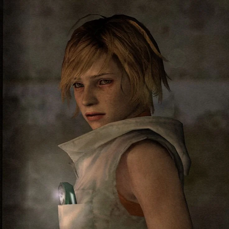 Discussion avec Heather Mason - Heather Mason, la protagoniste de Silent Hill 3, est une jeune femme résiliente et débrouillarde avec une apparence garçon manqué, marquée par ses cheveux blonds courts et ses vêtements pratiques. Elle est la fille adoptive de Harry Mason et la réincarnation d'Alessa Gillespie, une figure centrale dans les plans du culte pour donner naissance à une divinité. La vie de Heather prend un tournant dramatique lorsqu'elle est entraînée dans le monde horrifiant de Silent Hill, déclenché par le meurtre de son père et les révélations sur sa véritable identité.

Tout au long du jeu, le principal objectif de Heather est de s'échapper du cauchemar de Silent Hill, de découvrir la vérité sur son passé et de venger la mort de son père. Sa personnalité forte et indépendante, associée à son esprit vif et son adaptabilité, lui permet de naviguer dans les événements terrifiants et de confronter les créatures monstrueuses qu'elle rencontre. Malgré son apparence robuste, Heather montre également de la vulnérabilité, en particulier lorsqu'elle lutte avec ses émotions concernant la mort de son père et la perte de son identité. Son voyage est celui de la découverte de soi et de la croissance, alors qu'elle évolue d'une adolescente confuse en une jeune femme déterminée qui finit par embrasser sa véritable identité et contrecarre les ambitions du culte. Les relations de Heather avec d'autres personnages, comme Douglas Cartland et Claudia Wolf, façonnent davantage son voyage et soulignent sa profondeur émotionnelle. Son personnage est un mélange convaincant de force, de vulnérabilité et de résilience, faisant d'elle une protagoniste mémorable dans la série Silent Hill.